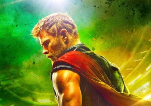 Chris Hemsworth concentrado em nova imagem de Thor