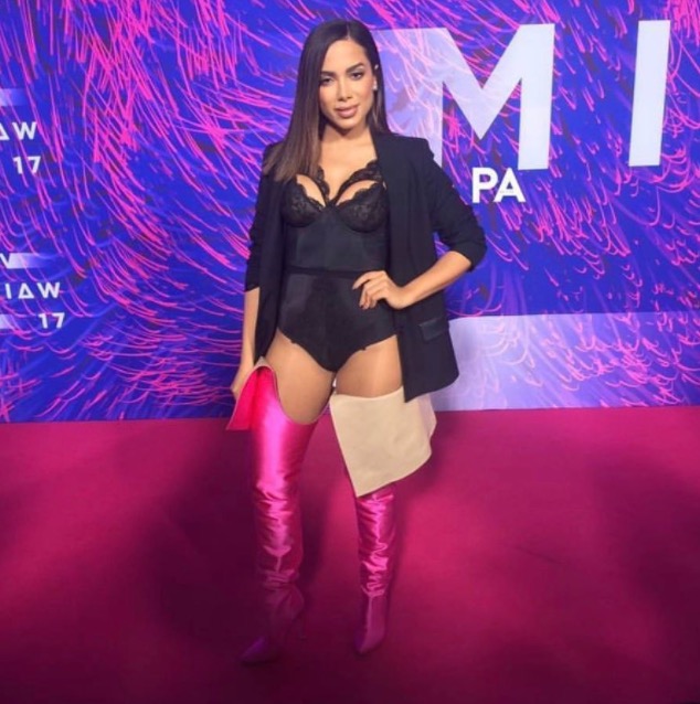 Bota rosa de Anitta já foi usada por Rihanna e Kendall Jenner. Saiba quanto custa