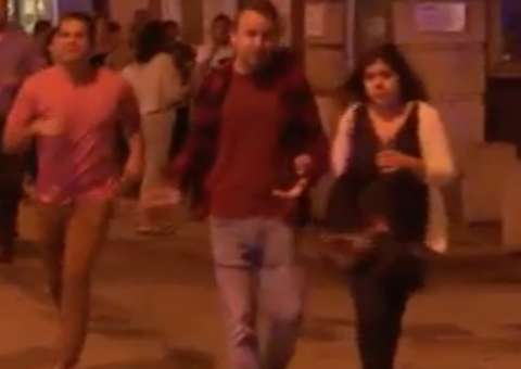 Imagem de homem segurando copo de chopp durante atentado ganha destaque na web