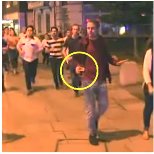 Imagem de homem segurando copo de chopp durante atentado ganha destaque na web