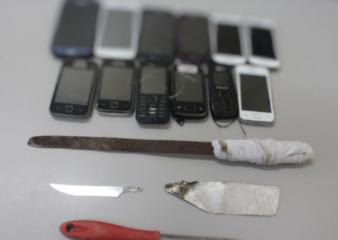 Facas e celulares são encontrados durante revista em presídio feminino no AM