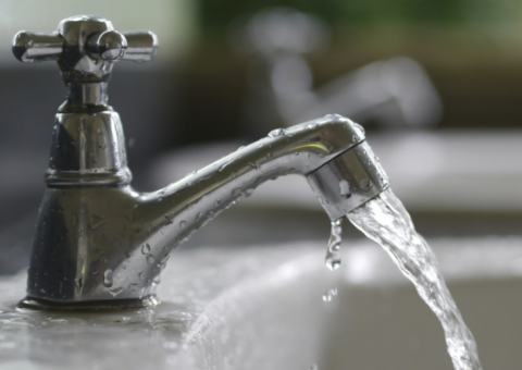 Serviço de manutenção na rede elétrica deixa bairros sem água nesta quarta