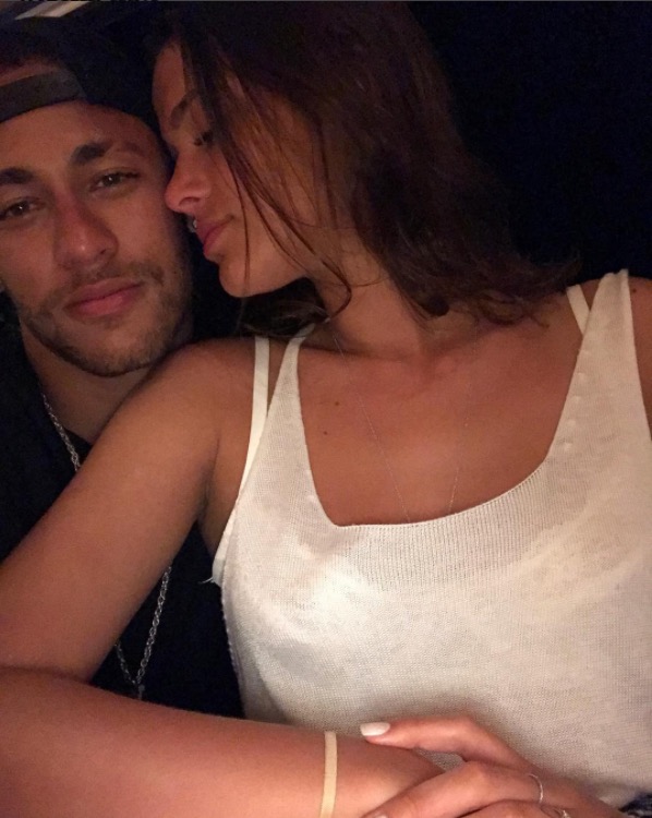 Bruna Marquezine diz que não avisa sobre cenas quentes para Neymar