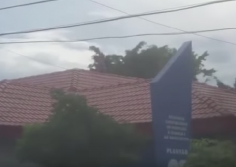 Para não ser espancado, suposto assaltante sobe em telhado de delegacia em Manaus 