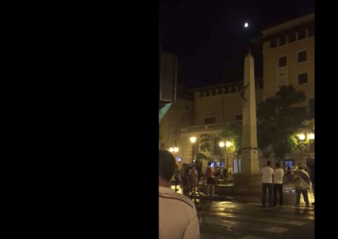 'Homem-aranha' escala monumento para comemorar vitória do time, mas se dá mal