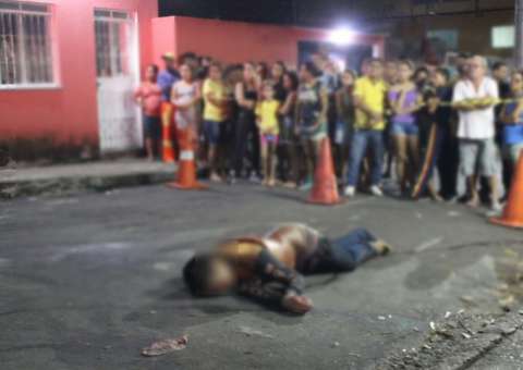 Dupla assalta lan house e homem suspeito é morto por policial à paisana em Manaus