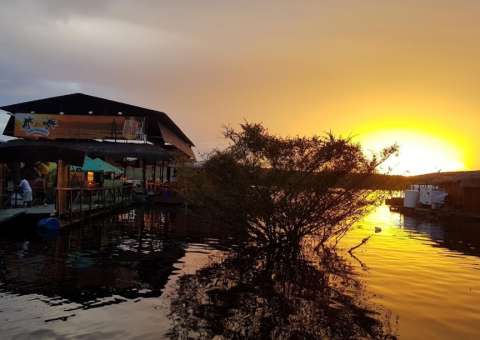 Dia dos Namorados romântico e com direito ao pôr do sol no Flutuante Sun Paradise