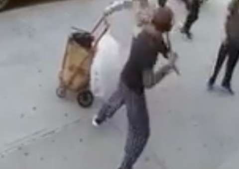 Em vídeo chocante, jovem agride idoso de 90 anos no meio da rua  