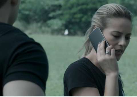 Paolla Oliveira atende celular ao contrário em novela e gafe bomba na internet