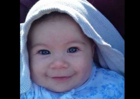 Bebê 'hipnotizada' pela mãe viraliza na web. Veja vídeo 