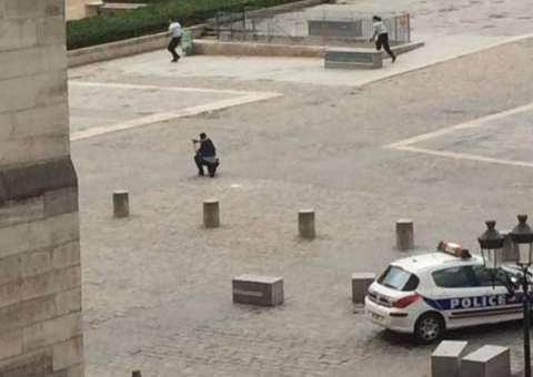 Homem ataca policial e é baleado durante tiroteio em Paris