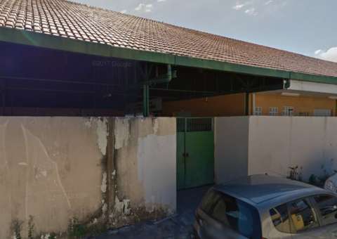 Estudante é esfaqueado por assaltantes em frente de escola em Manaus