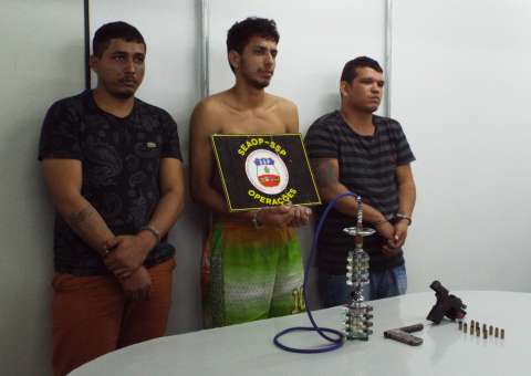 Três são presos com arma de fogo e acusados de 'iniciar' crianças no mundo do crime 