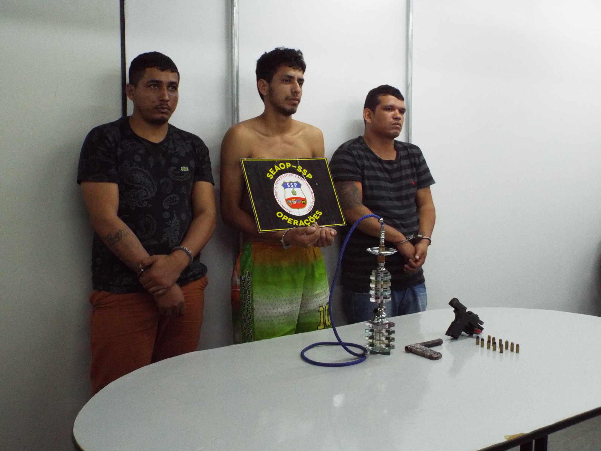 Três são presos com arma de fogo e acusados de 'iniciar' crianças no mundo do crime 