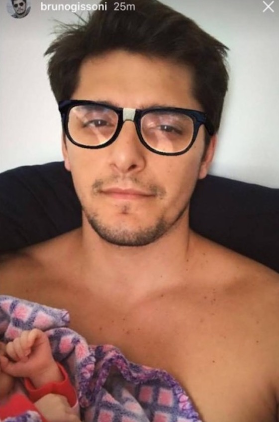 Em vídeo, Bruno Gissoni baba por filha com Yanna Lavigne: 'mandei muito bem' 