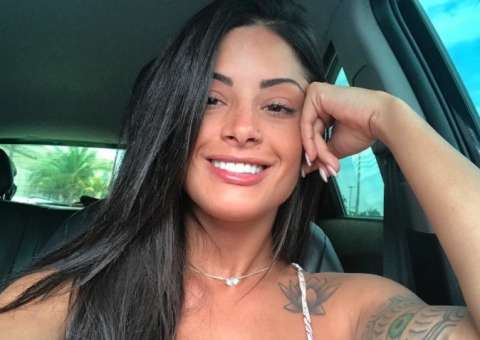 Aline Riscado radicaliza no visual e impressiona seguidores: 'não acredito!'