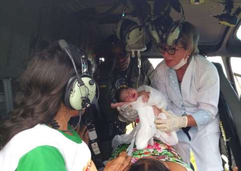 Jovem dá à luz dentro de helicóptero durante voo e surpreende a todos