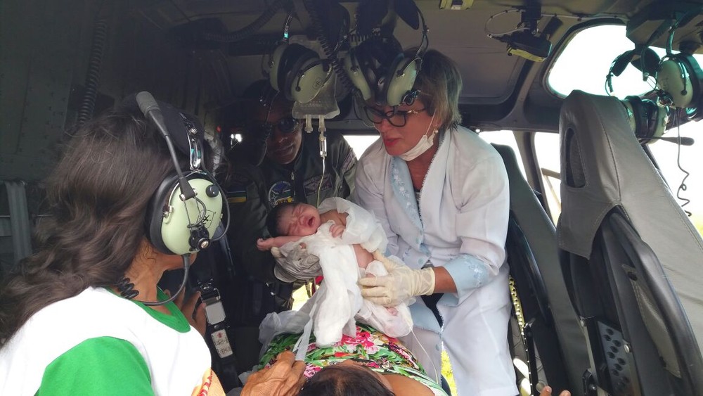 Jovem dá à luz dentro de helicóptero durante voo e surpreende a todos