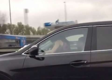 Casal é flagrado fazendo sexo no carro em alta velocidade por cinegrafista amador