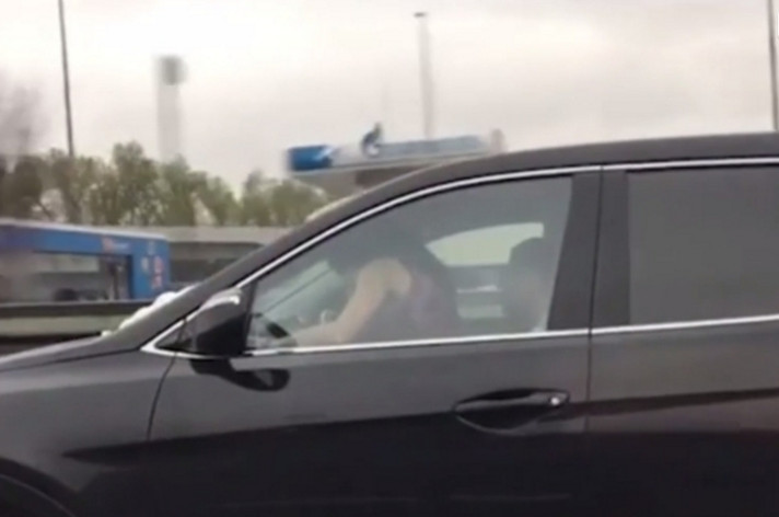 Casal é flagrado fazendo sexo no carro em alta velocidade por cinegrafista amador