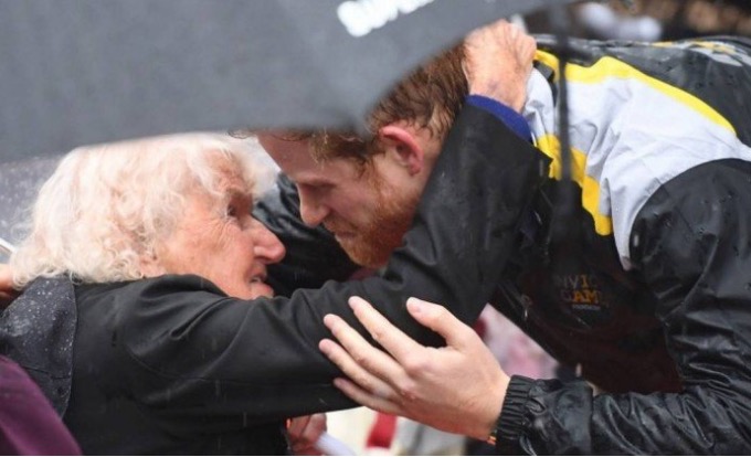 Senhora de 97 anos espera sete horas em fila para dar beijo no príncipe Harry 