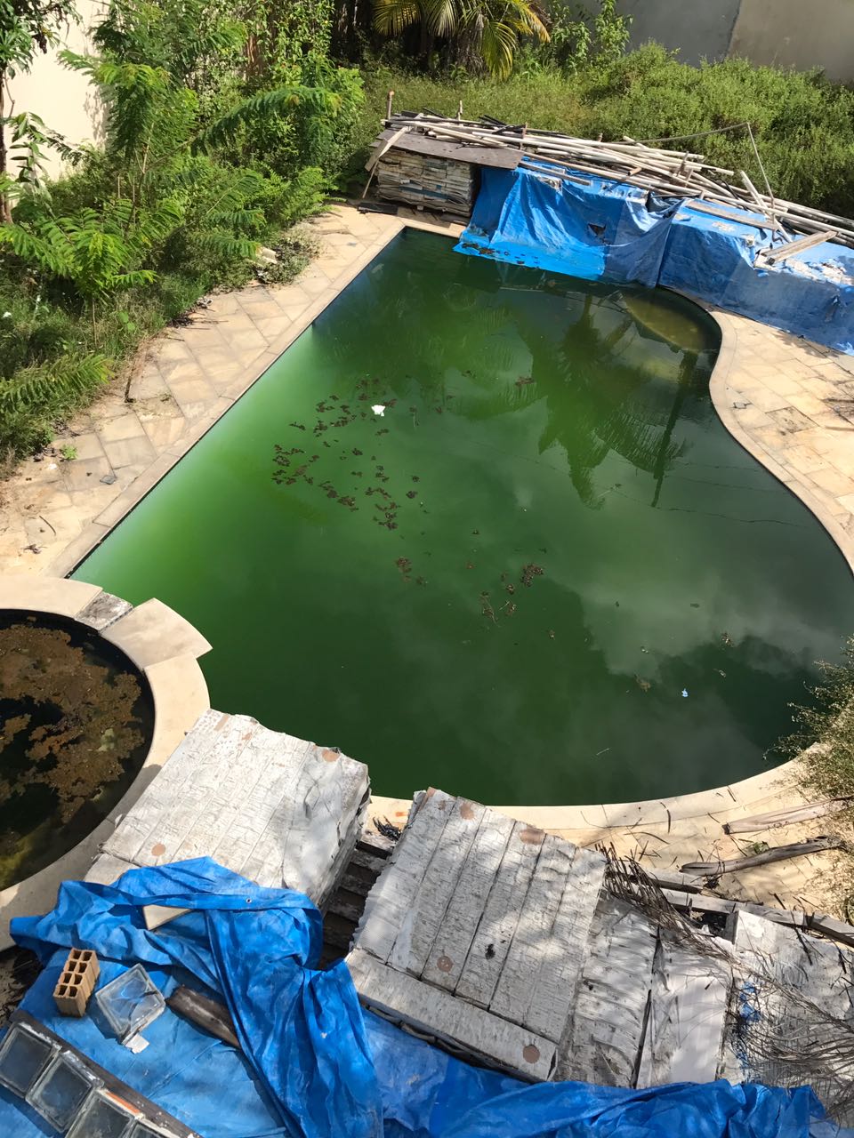 Obra abandonada em condomínio de Manaus vira criadouro de mosquitos e preocupa moradores