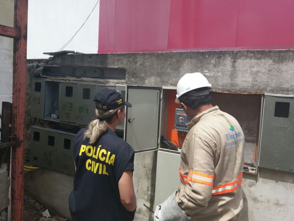  Em Manaus, quadra de Escola de Samba é flagrada com ligações clandestina de energia