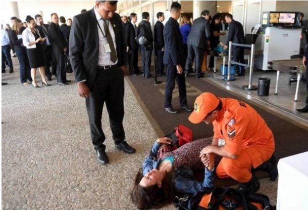 Mulher grita 'te amo, Temer', passa mal e é atendida no chão diante do Planalto 