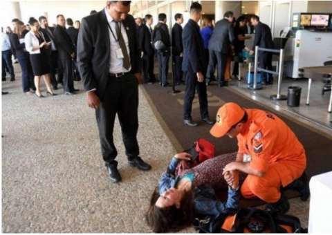 Mulher grita 'te amo, Temer', passa mal e é atendida no chão diante do Planalto 