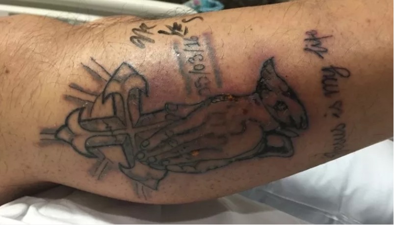 Homem vai nadar cinco dias após ser tatuado e morre 