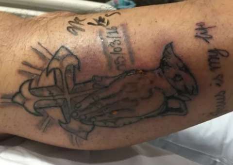 Homem vai nadar cinco dias após ser tatuado e morre 