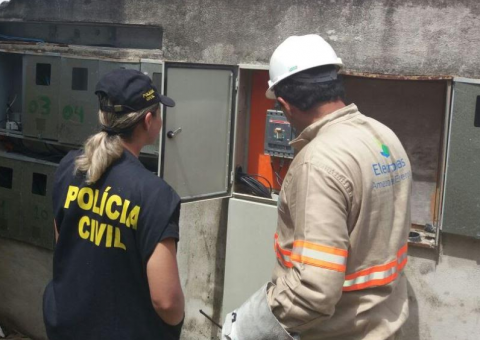 Quadra de Escola de Samba é flagrada com 'gato' de energia em Manaus