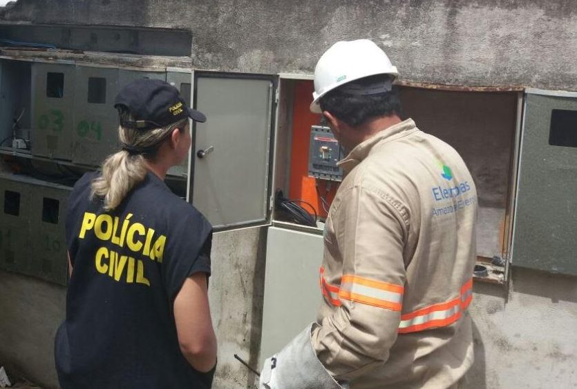 Quadra de Escola de Samba é flagrada com 'gato' de energia em Manaus