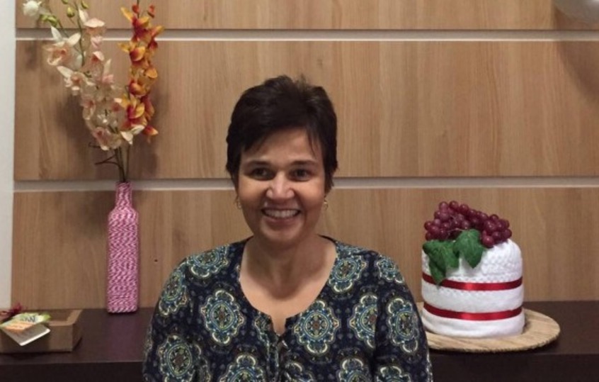 Claudia Rodrigues recebe alta médica no dia do aniversário e ganha bolinho em clínica