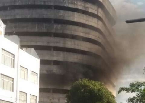 Incêndio no 'Garajão' deixa populares apavorados no Centro de Manaus