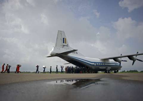 Avião com mais de 100 pessoas desaparece do radar