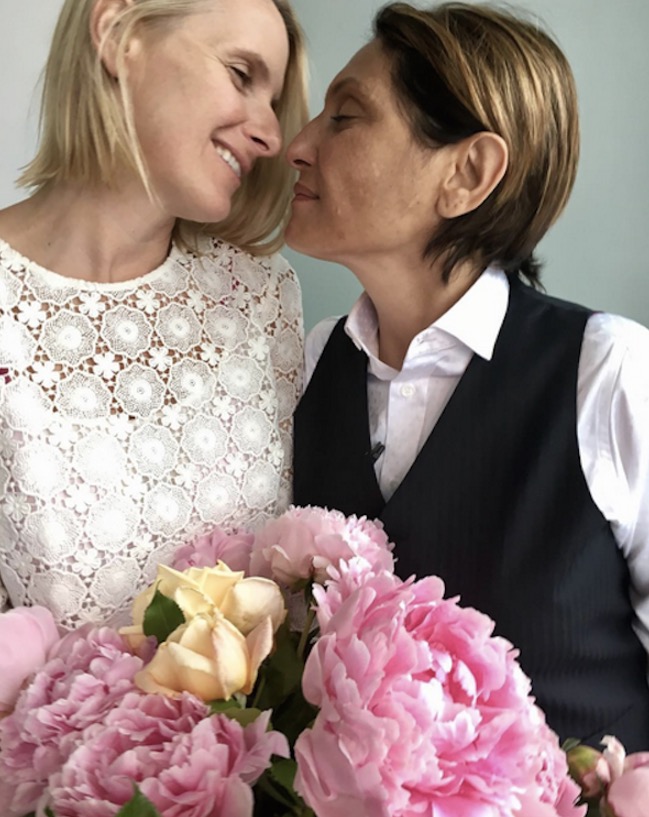 Autora de 'Comer, Rezar, Amar' se casa com namorada que sofre de câncer terminal