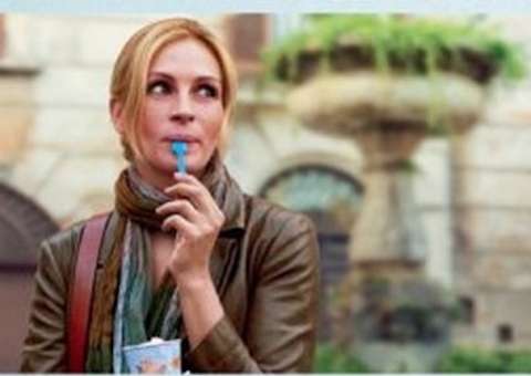 Autora de 'Comer, Rezar, Amar' se casa com namorada que sofre de câncer terminal