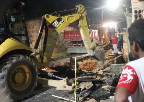 Famílias ficam desabrigadas após tubulação romper em Manaus 