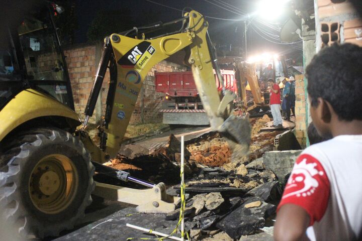 Famílias ficam desabrigadas após tubulação romper em Manaus 