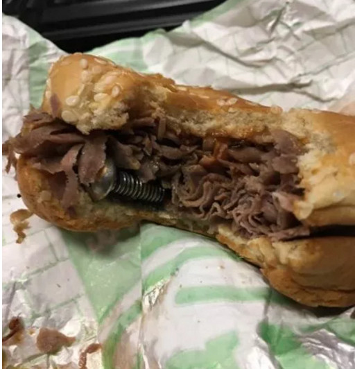 Policial acha 'algo' estranho dentro de sanduíche de carne e fica em choque