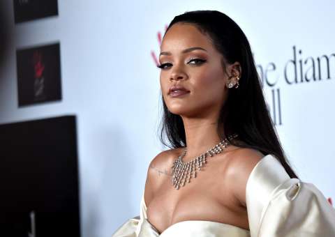 Rihanna dá aula de matemática para crianças na África