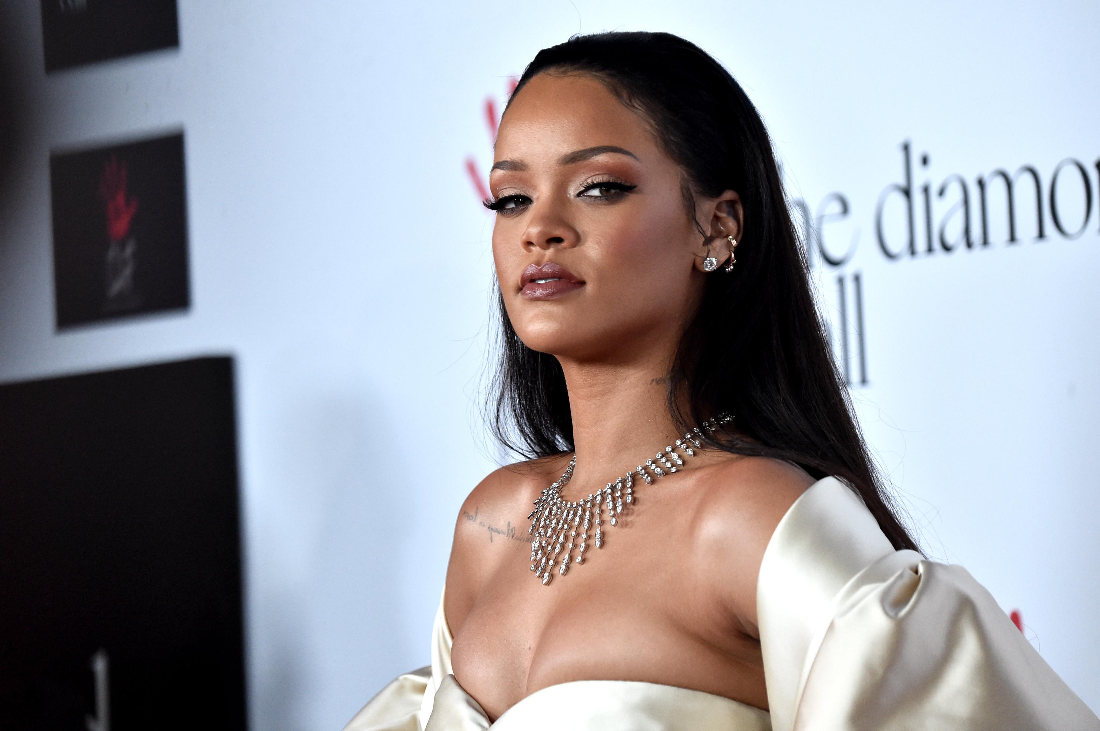 Rihanna dá aula de matemática para crianças na África