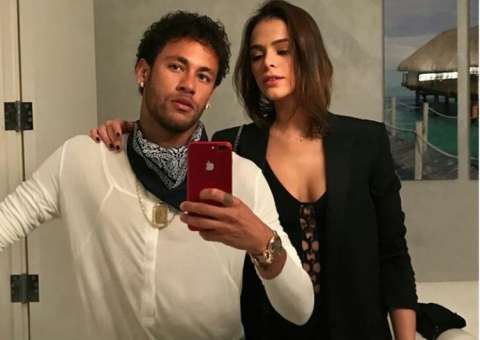 Bruna Marquezine aparece poderosa com Neymar em foto e craque se derrete