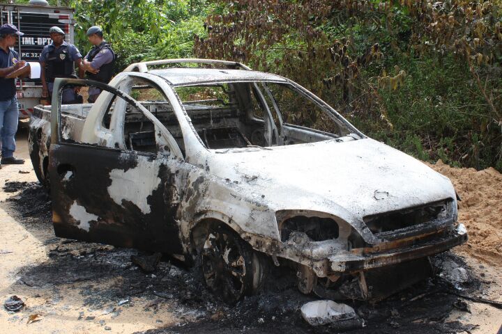 Corpo de homem é encontrado carbonizado em carro em ramal de Manaus