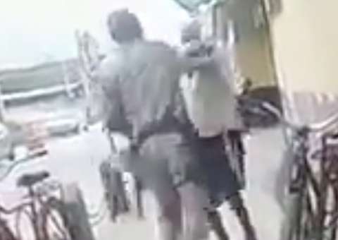 Guarda municipal agride idoso de 70 anos com soco no rosto. Veja vídeo 