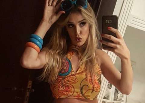 Rafa Brites posa de barriga de fora com roupa ousada quatro meses após parto