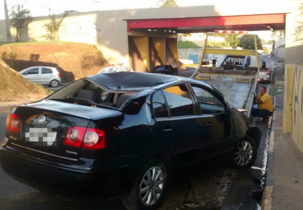 Capotamento deixa três feridos em avenida de Manaus