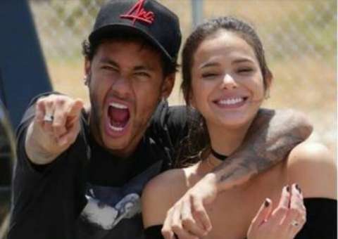 Neymar e Bruna Marquezine dão beijão e posam em clima de romance nos EUA
