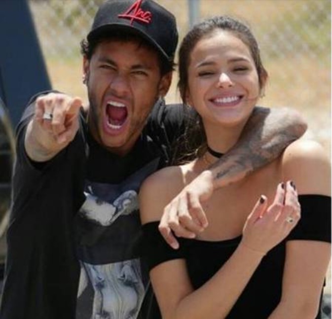 Neymar e Bruna Marquezine dão beijão e posam em clima de romance nos EUA